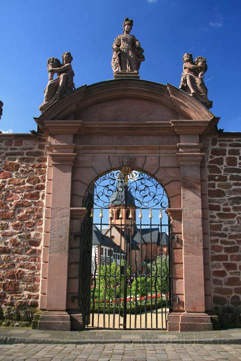 eu_de_seligenstadt_013.jpg - Die Einhard-Basilika gesehen durch ein Tor der Abtei
