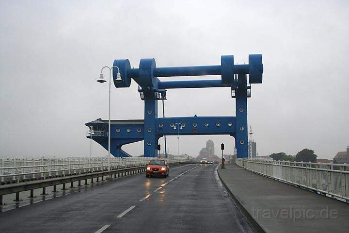 eu_de_usedom_040.jpg - Die Hebebrücke Blaues Wunder in Wolgast ist nördliches Tor zur Insel Usedom