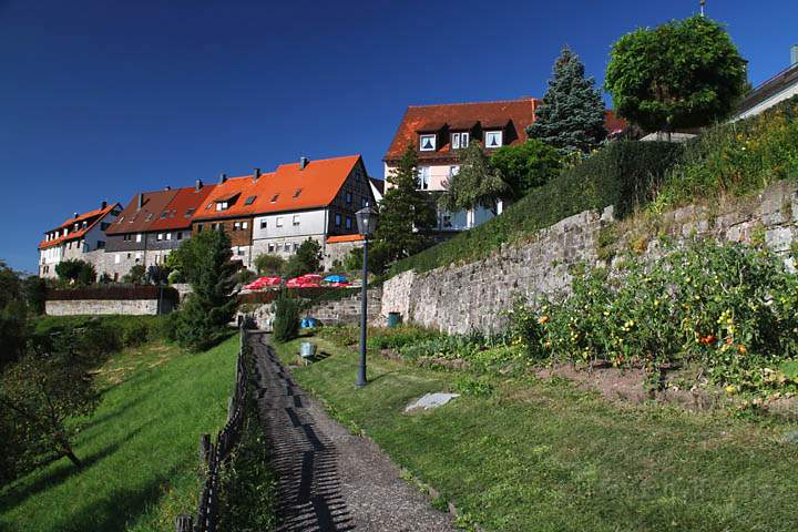 eu_de_waldenburg_016.jpg - Häuser an der Stadtmauer von Waldenburg im Hohenlohekreis
