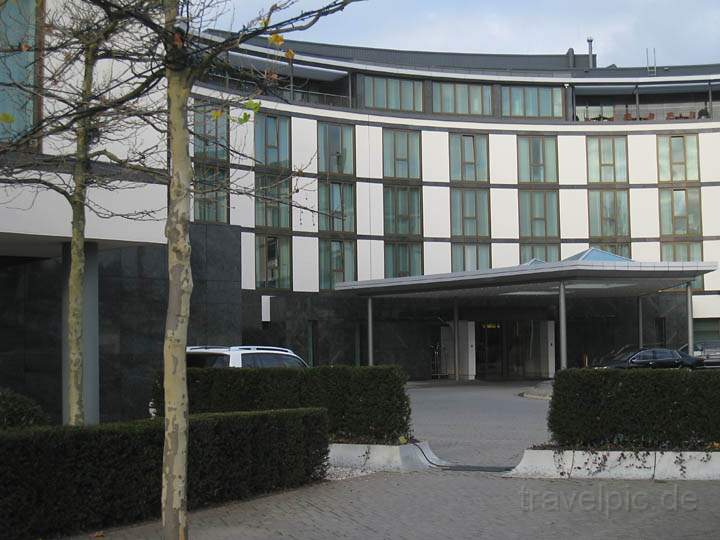 eu_de_wolfsburg_autostadt_002.jpg - Der Eingang des Hotels Ritz Carlton in der Autostadt in Wolfsburg