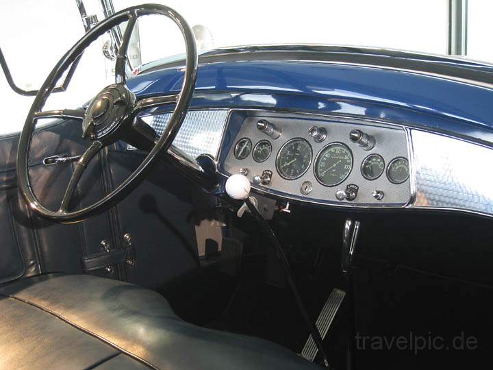 eu_de_wolfsburg_autostadt_009.jpg - Das Cockpit eines Oldimers im Auto Museum