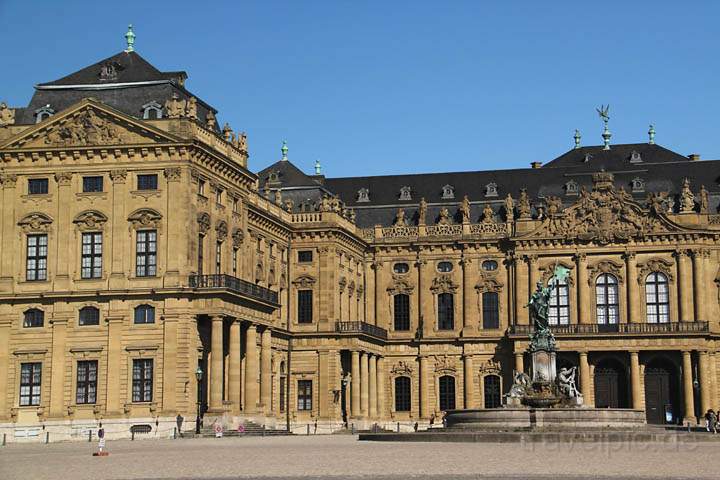 eu_de_wuerzburg_016.jpg - Blick auf die Front der Würzburger Residenz