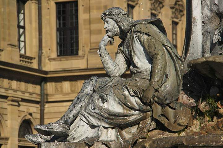 eu_de_wuerzburg_017.jpg - Eine Figur am Brunnen der Residenz von Würzburg