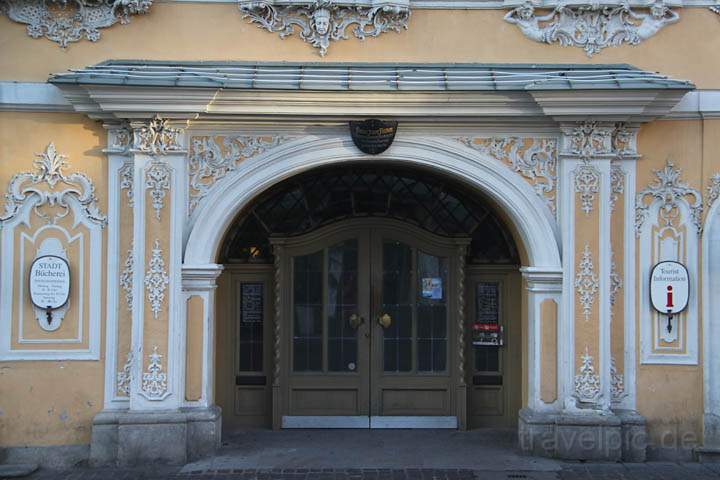 eu_de_wuerzburg_026.jpg - Blick auf das Eingangstor der Stadtbücherei und Touristeninfo am Markt