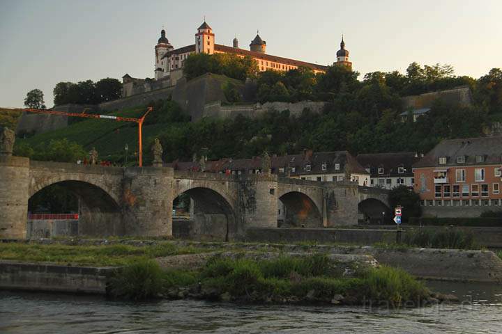 eu_de_wuerzburg_030.jpg - Blick von der Innenstadt von Würzburg auf die Festung Marienberg