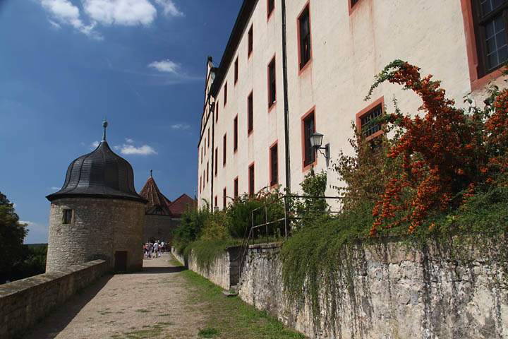 eu_de_wuerzburg_marienberg_006.jpg - An der Mauer der Festung Marienberg zu Würzburg