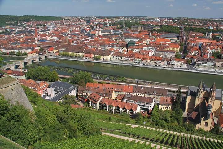 eu_de_wuerzburg_marienberg_013.jpg - Blick auf die Altstadt von Würzburg von der Festung