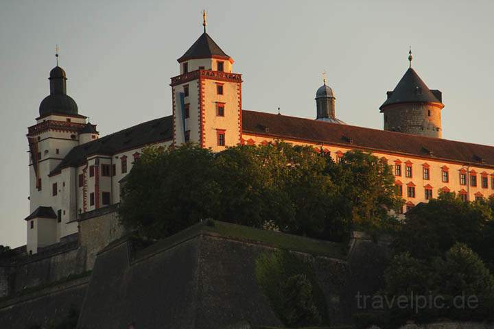 eu_de_wuerzburg_marienberg_018.jpg - Die Burgfestung Marienberg beim Sonnenuntergang