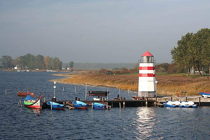 eu_de_ruegen_027.jpg - Idylle mit kleinem Leuchtturm am Hafen in Waase auf der Rügeninsel Ummanz