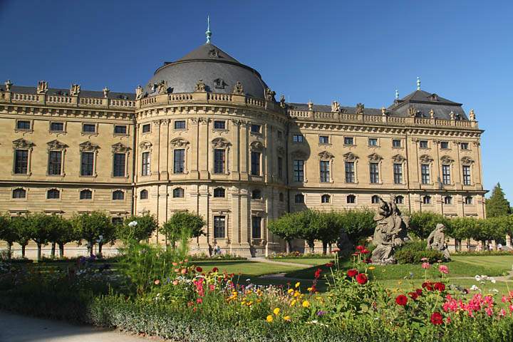 eu_de_wuerzburg_018.jpg - Die berühmte Würzburger Residenz mit Hofgarten und Residenzplatz.