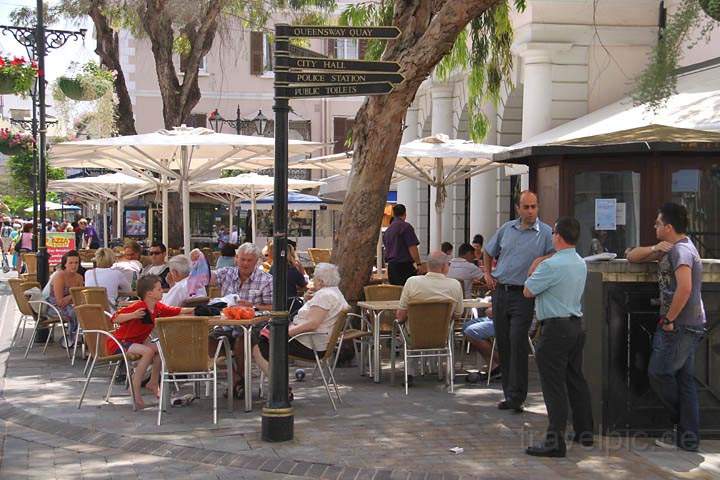 eu_gb_gibraltar_006.jpg - Englische Wegweiser in der Fußgängerzone von Gibraltar