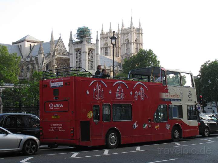 eu_gb_london_006.jpg - Ein doppelstöckiger roter Bus vor der Westminster Abbey