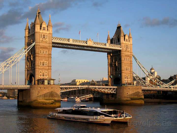 eu_gb_london_015.jpg - Die berühmte Tower Bridge über die Themse