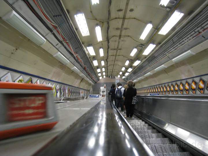 eu_gb_london_021.jpg - Die langen Rolltreppen der Londoner U-Bahn-Stationen