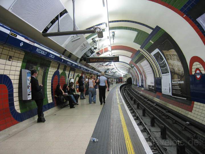 eu_gb_london_027.jpg - Die U-Bahn von London ist bekannt durch den Slogan "Mind the gap"