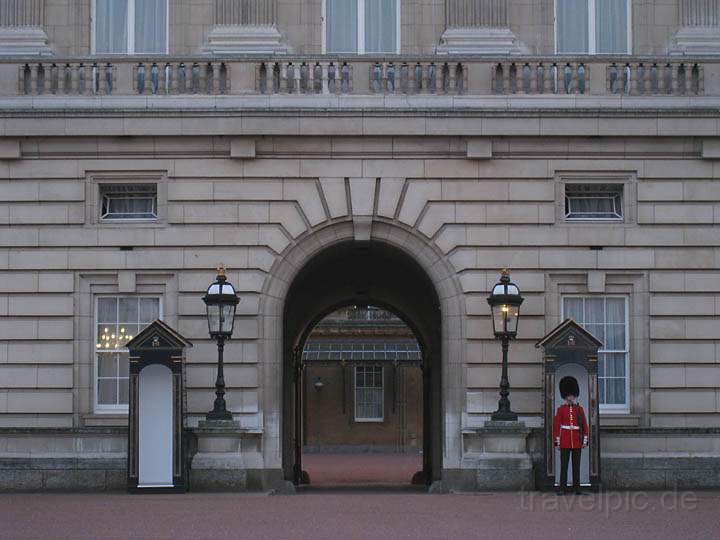 eu_gb_london_031.jpg - Typisches Bild am Buckingham Palace in London
