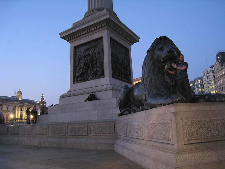 eu_gb_london_035.jpg - Einer der Lwen auf dem Trafalgare Square in London