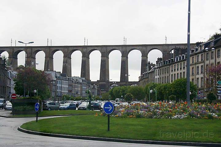 eu_fr_bretagne_014.jpg - Das mächtige Eisenbahnviadukt in Morlaix im Nordwesten der Bretagne
