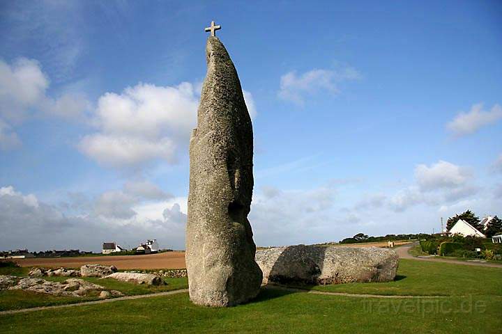 eu_fr_bretagne_018.jpg - Der Monolith Menhir mit Kreuz bei Lesneven im Nordwesten der Bretagne