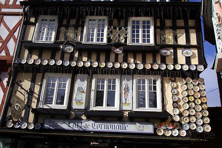 eu_fr_bretagne_028.jpg - Eine Huserfassade mit glasierten Tonwaren in Quimper im Sdwesten der Bretagne