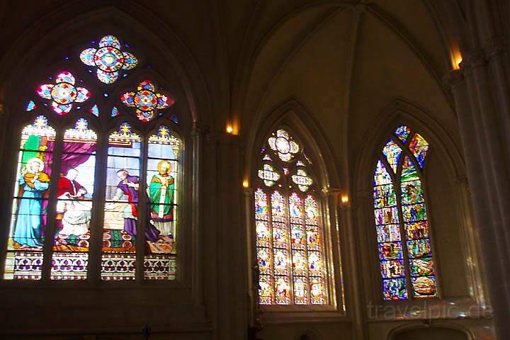eu_fr_bretagne_029.jpg - Die Glasfenster in der Kathedrale Saint-Corentin in Quimper