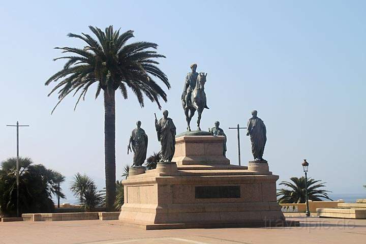 eu_fr_korsika_IMG_1104.jpg - groes Napoleon-Denkmal auf dem Place de Gaulle in Ajaccio, Westkorsika
