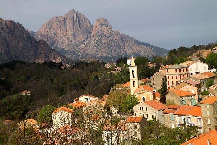 eu_fr_korsika_IMG_2949.jpg - Blick auf das Bergdorf Evisa im Landesineren von Korsika