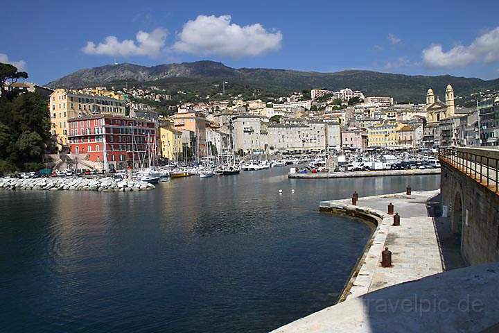 eu_fr_korsika_IMG_7100.jpg - Blick von der Mole auf den alten Hafen, Altstadt und Hinterland von Bastia