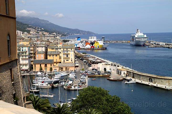 eu_fr_korsika_IMG_7254.jpg - Blick von oben auf Alten Hafen und Fhrhafen von Bastia, Korsika