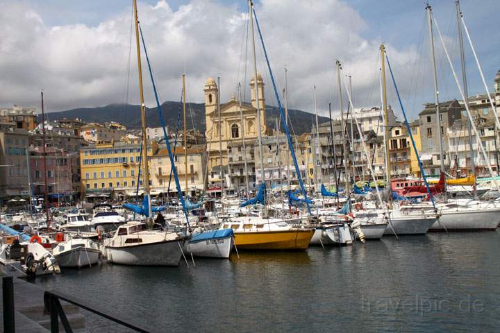 eu_fr_korsika_IMG_7288.jpg - Blick ber alten Hafen zur Altstadt mit Kirche "St Jean Baptiste" in Bastia