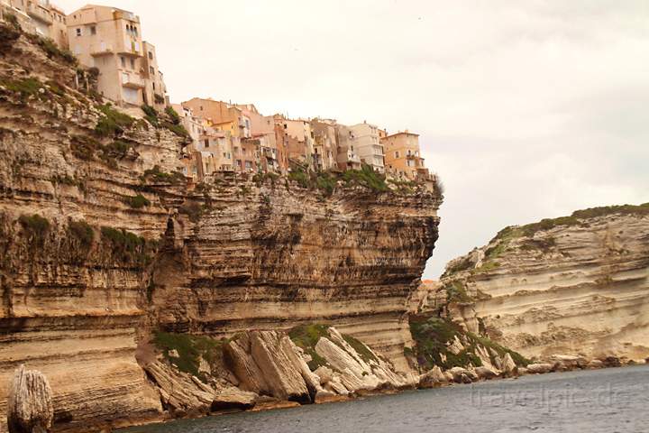 eu_fr_korsika_IMG_9355.jpg - Blick von Schiff hinauf zu den auf Felsen gebauten Husern von Bonifatio