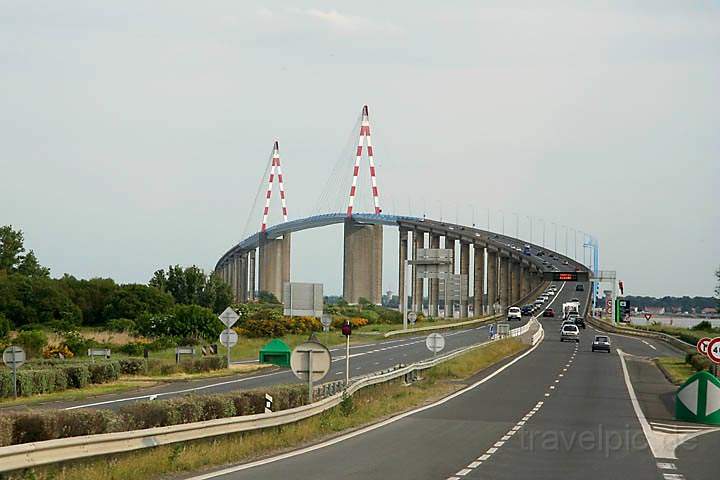 eu_fr_loire_tal_001.jpg - Brücke über das Loire-Mündungsdelta bei St. Nazaire