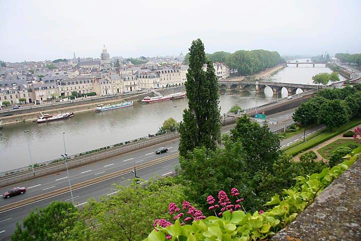 eu_fr_loire_tal_005.jpg - Blick von Angers ins Loiretal im Norwesten von Frankreich