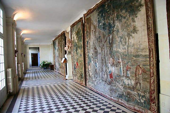 eu_fr_loire_tal_009.jpg - Eine Wand mit Teppichen im Schloß Rigny Usse an der Loire
