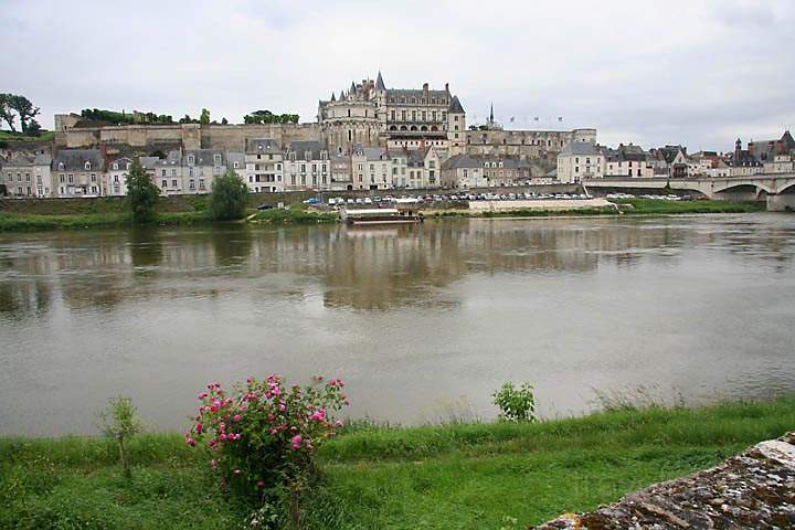 eu_fr_loire_tal_012.jpg - Blick auf Amboise und Schloß Amboise an der Loire