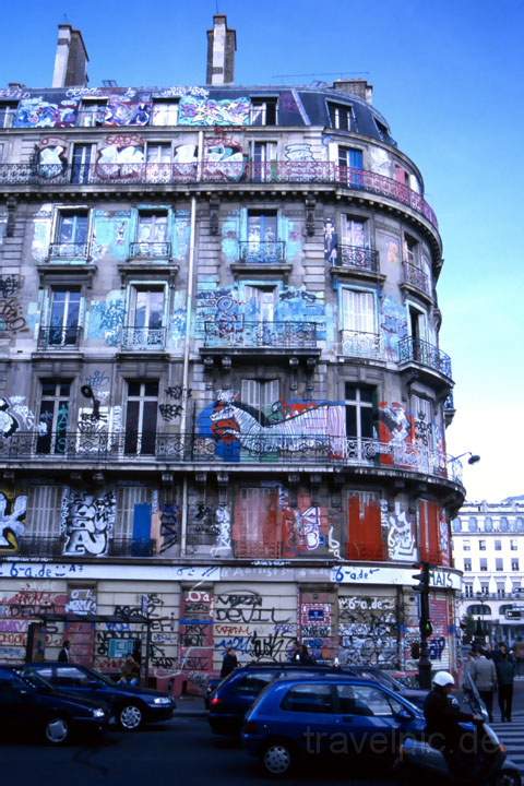 eu_fr_paris_011.JPG - Ein Grafitti-Gebäude beim Centre Pompidou in Paris