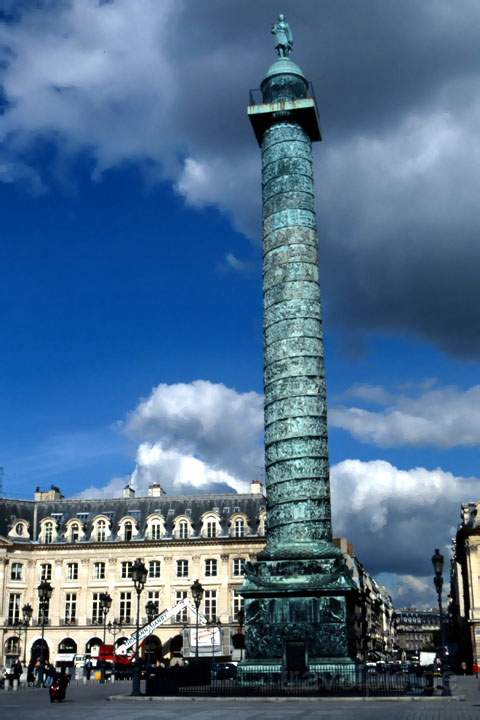 eu_fr_paris_013.JPG - Die 44m hohe Siegessäule am Place Vendome in Paris