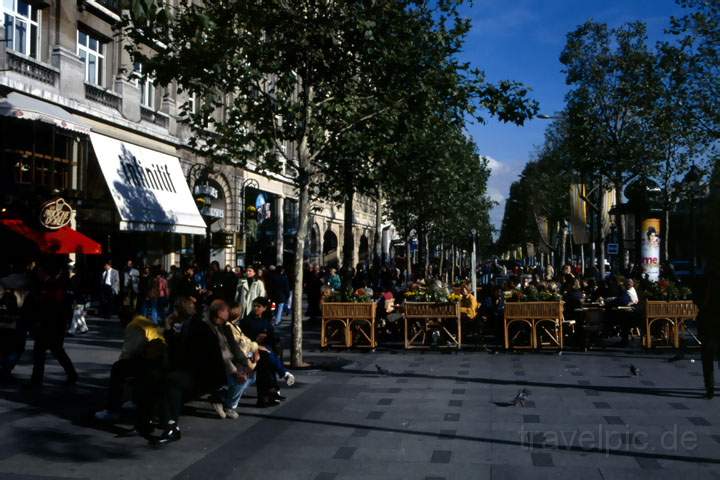 eu_fr_paris_017.JPG - Straßencafés auf der breiten Fußgängerzone des Champs d'Elysée in Paris