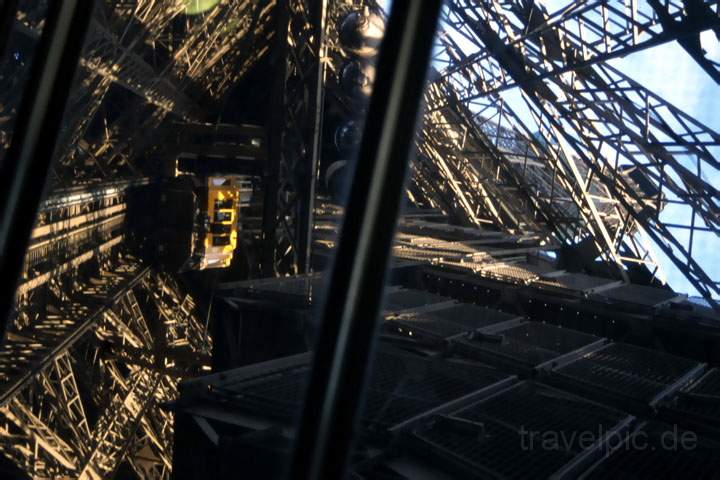 eu_fr_paris_020.JPG - Der Aufzug im Inneren des Eiffelturms in Paris