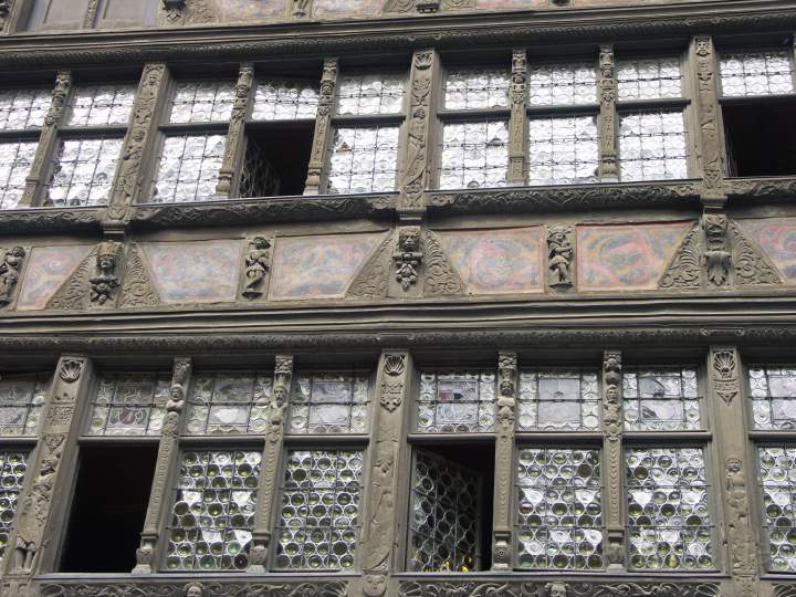 eu_fr_strassburg_007.JPG - Antike Hausfassade im Stadtkern von Straßburg im Elsaß