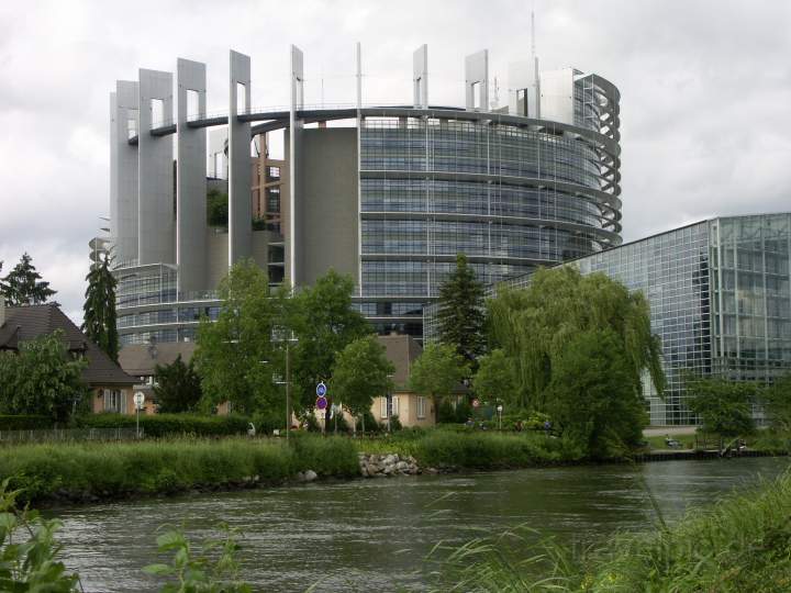 eu_fr_strassburg_010.JPG - Der Turm des europäischen Parlaments in Straßburg, Frankreich