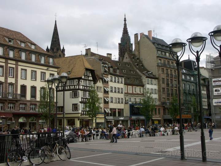 eu_fr_strassburg_011.JPG - Fachwerkhäuser im Zentrum von Straßburg am Place Kleber, Frankreich