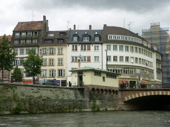 eu_fr_strassburg_004.JPG - Typische Häuser am Quai-Ring zu Straßburg, Frankreich