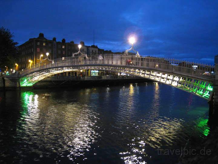 eu_ie_dublin_004.jpg - Die Ha'penny Bridge über den Fluß Liffey in Dublin