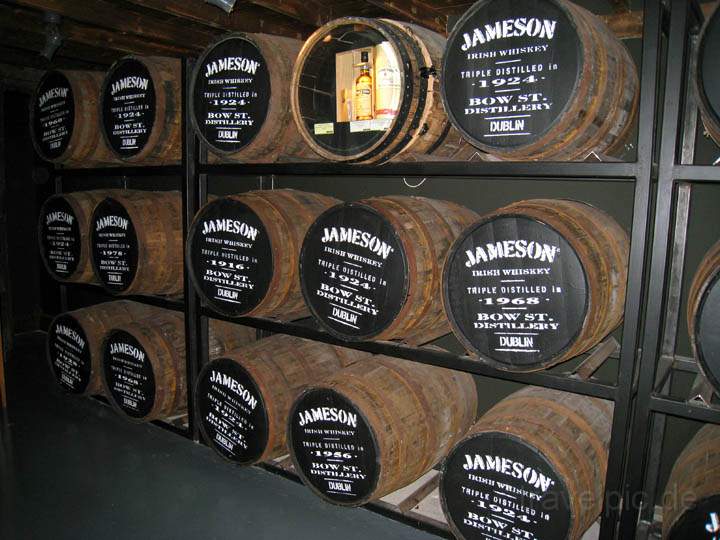eu_ie_dublin_016.jpg - Alte Whiskey-Fässer in der Old Jameson Distillery