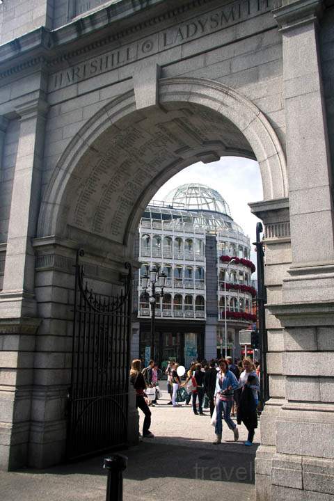 eu_ie_dublin_037.jpg - Der Fusiliers Arch bildet den Eingang zum St. Stephen's Green