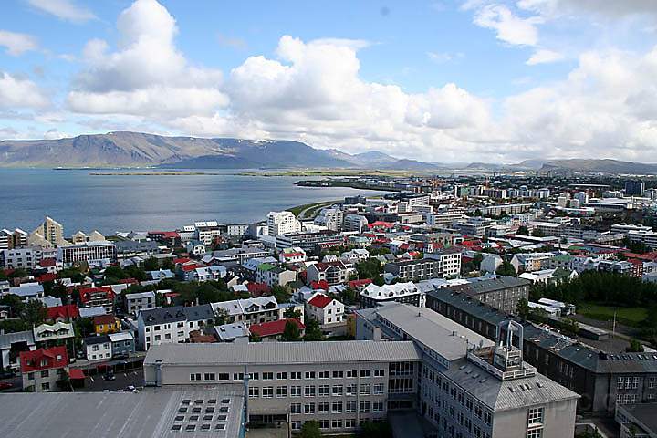 eu_island_017.jpg - Aussicht auf die Stadt vom Turm der Hallgrimskirche in Reykjavik, Island