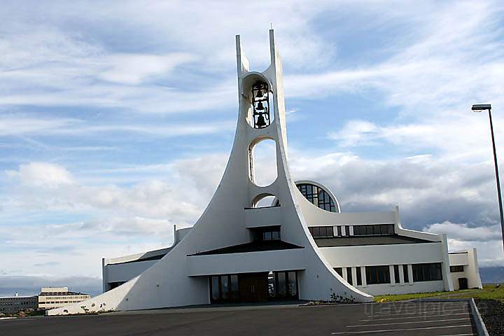 eu_island_023.jpg - Architektonisch interessante Kirche von Stykkisholmur