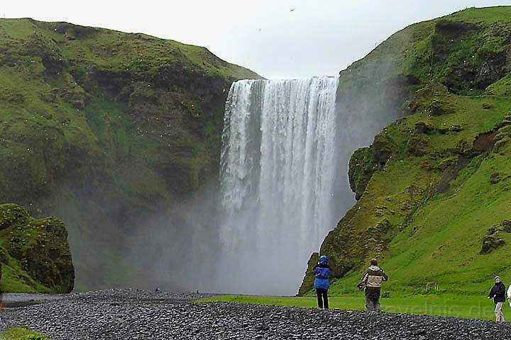 eu_island_048.jpg - Der eindrucksvolle Wasserfall Skogafoss im Süden von Island