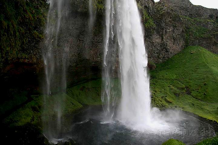 eu_island_058.jpg - Den Wasserfall Seljalandsfoss kann man hintergehen